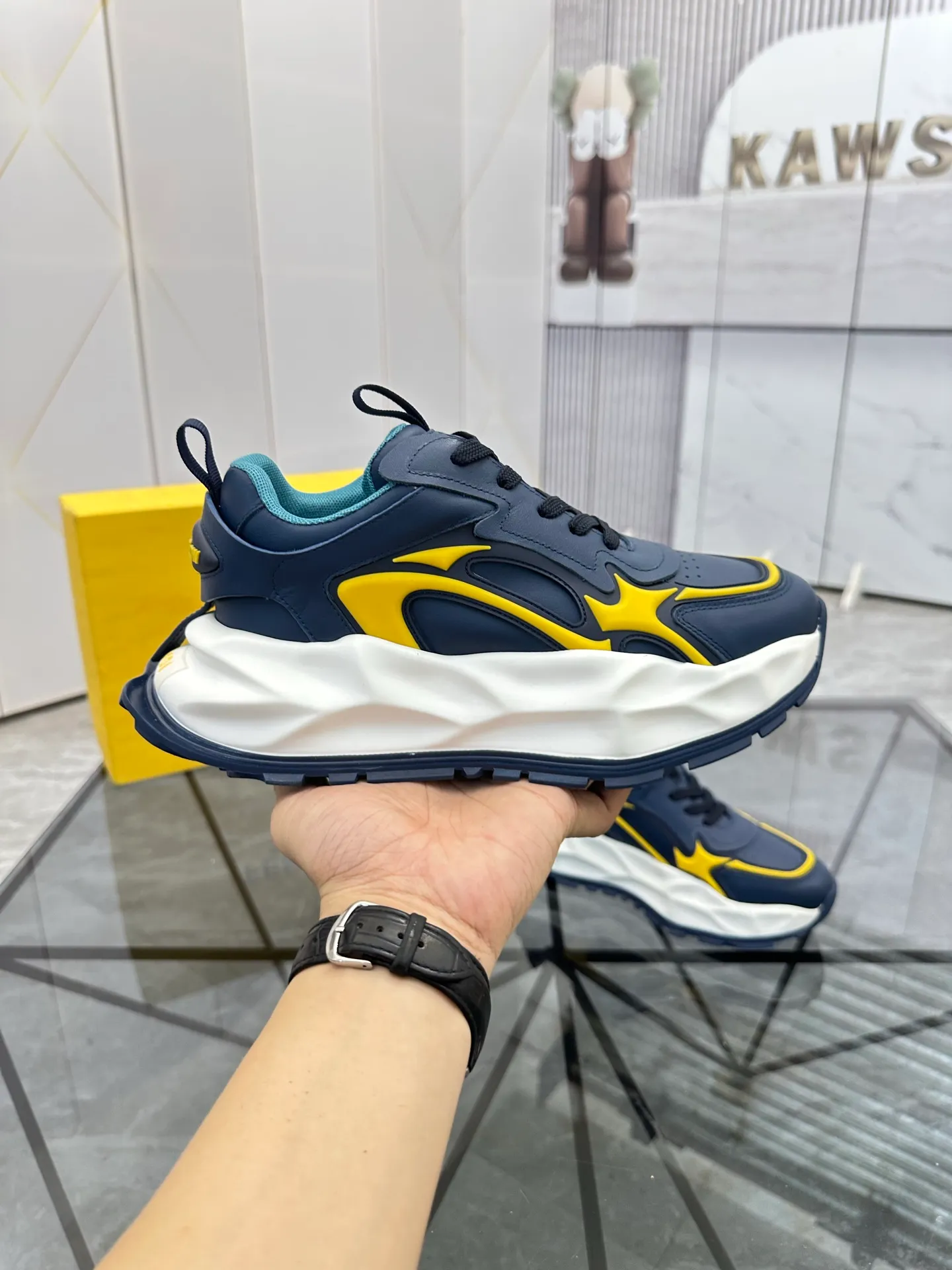 Men's shoes: 💰P580¥ Product trademark: Fendi* "Fendi*" low-top sports shoes Regular size: 39-44 (can be customized to 38.45.46) Product material: imported cowhide upper, breathable lining, original outsole. No.: 0008